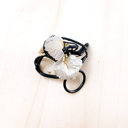 Anello in argento nero con petali di fiori
