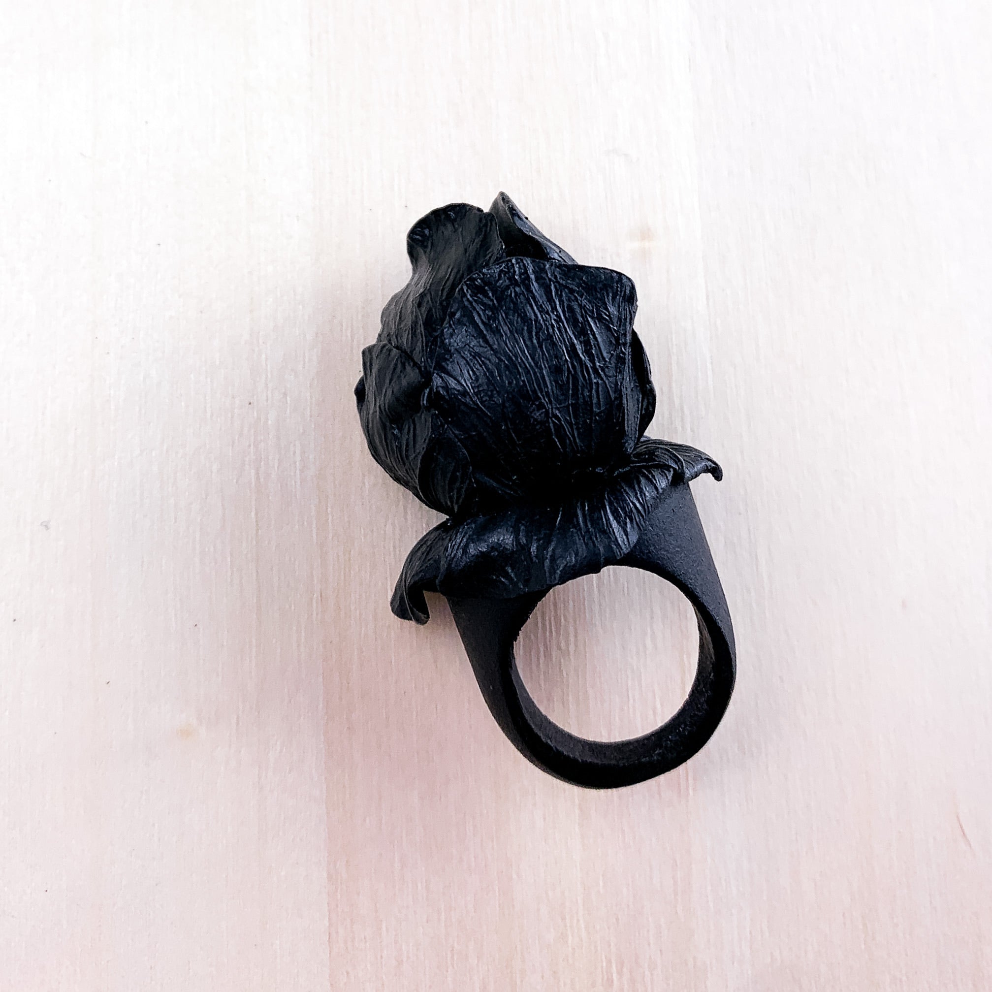 Anello profumato fiore nero