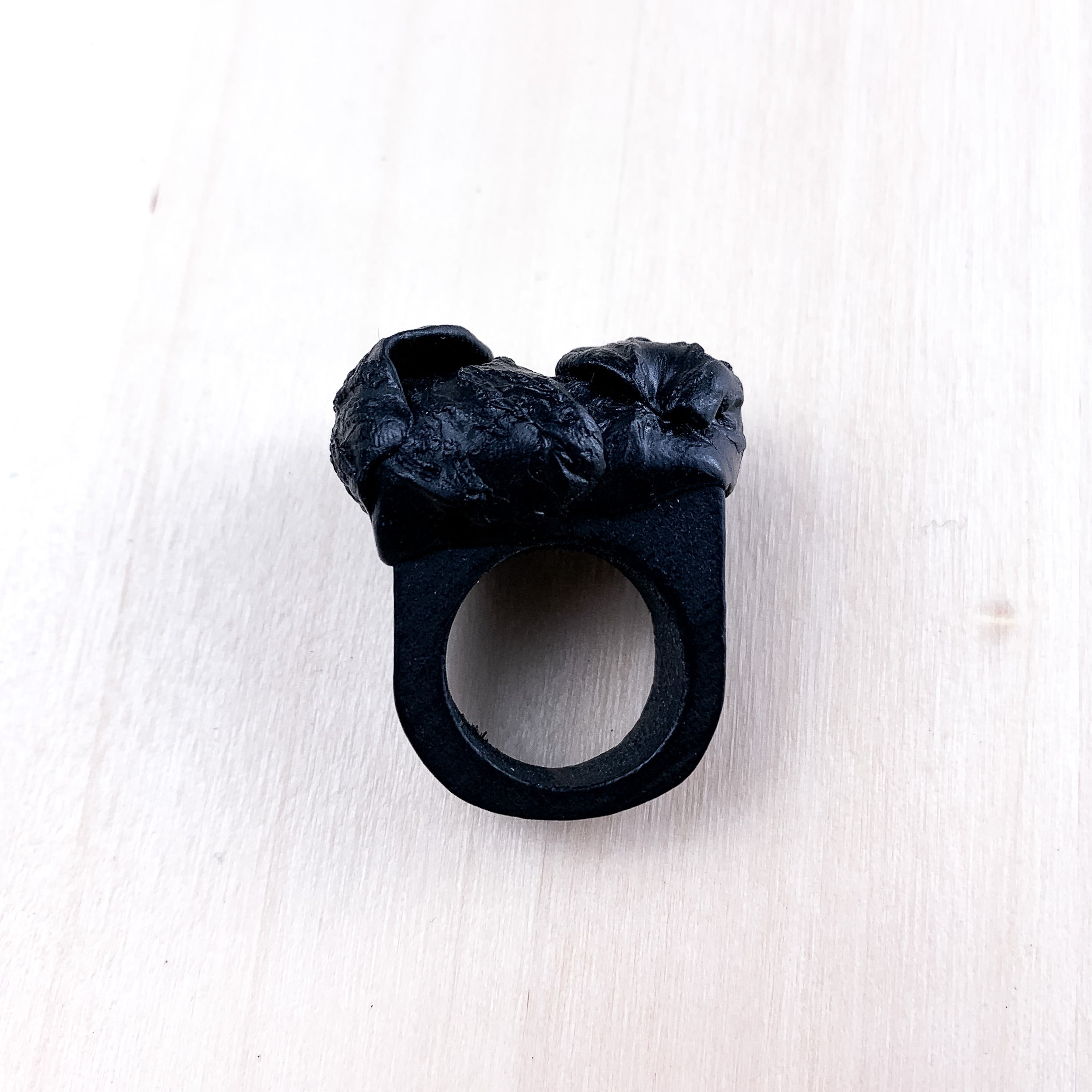 Anello profumato petali neri