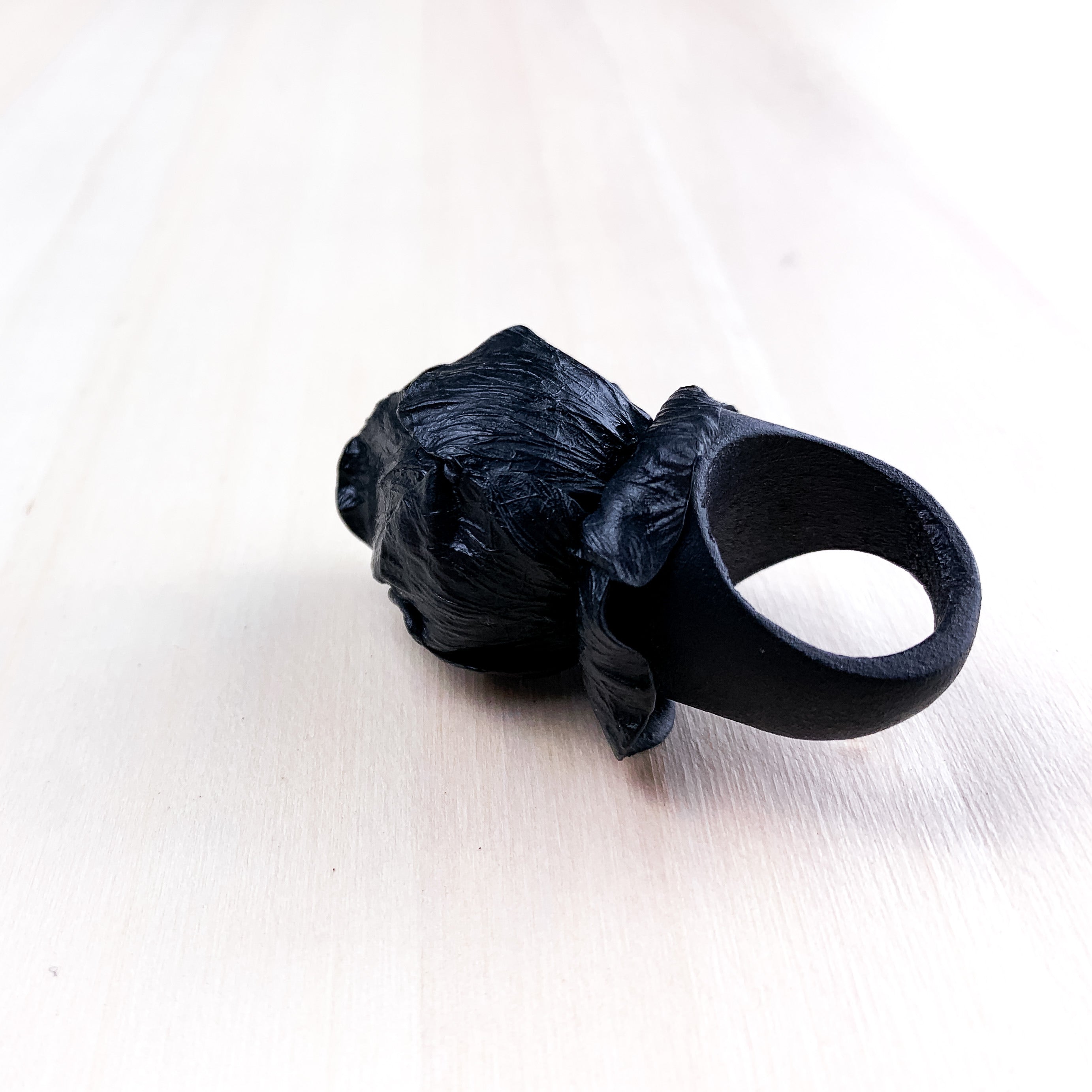 Anello profumato fiore nero