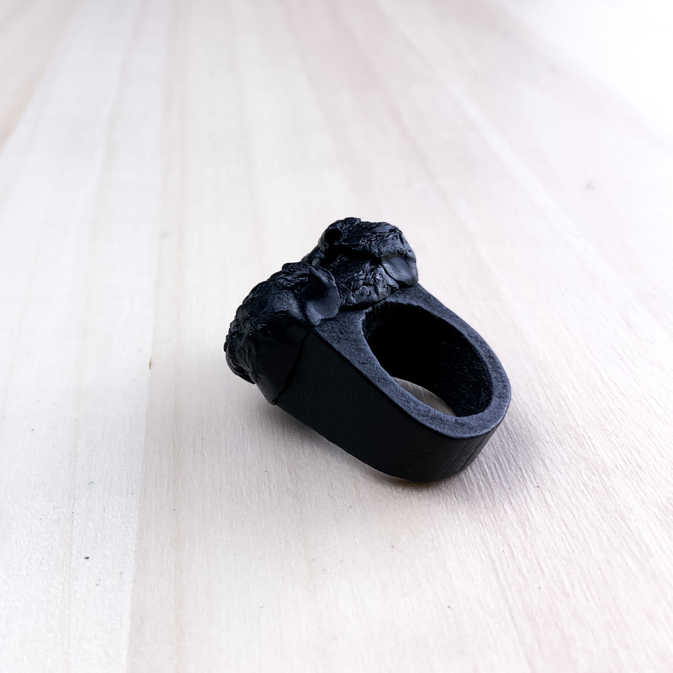 Anello profumato petali neri