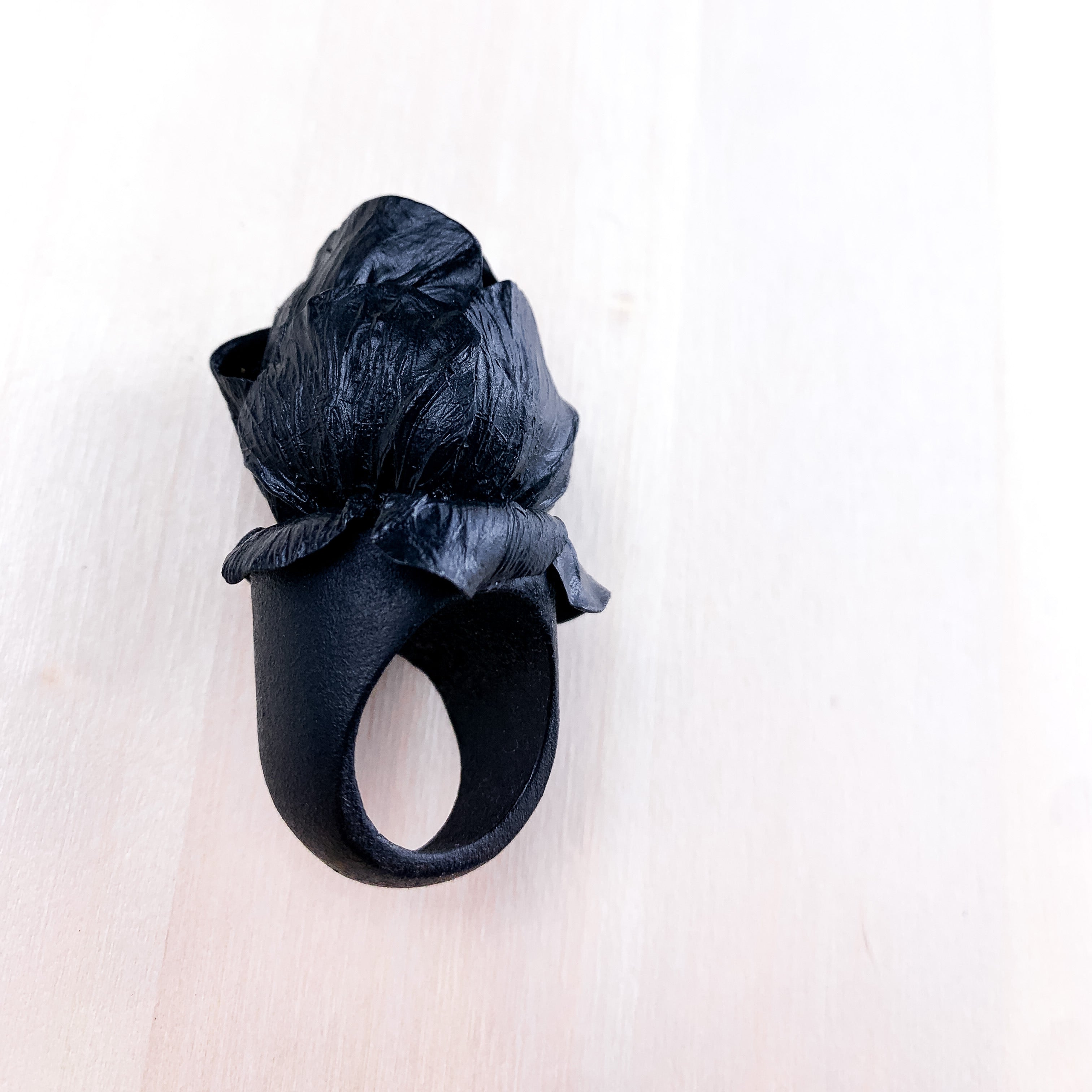 Anello profumato fiore nero