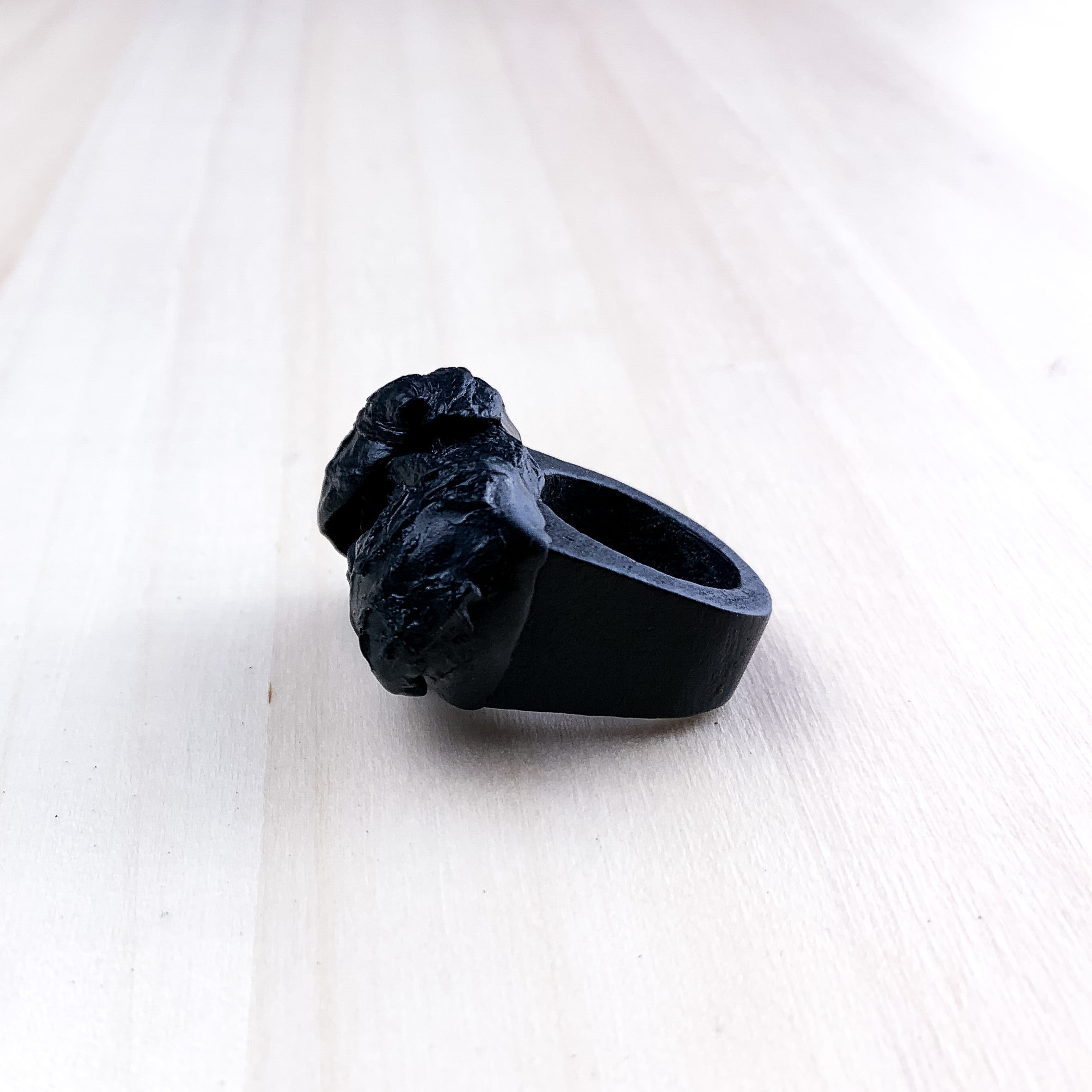 Anello profumato petali neri