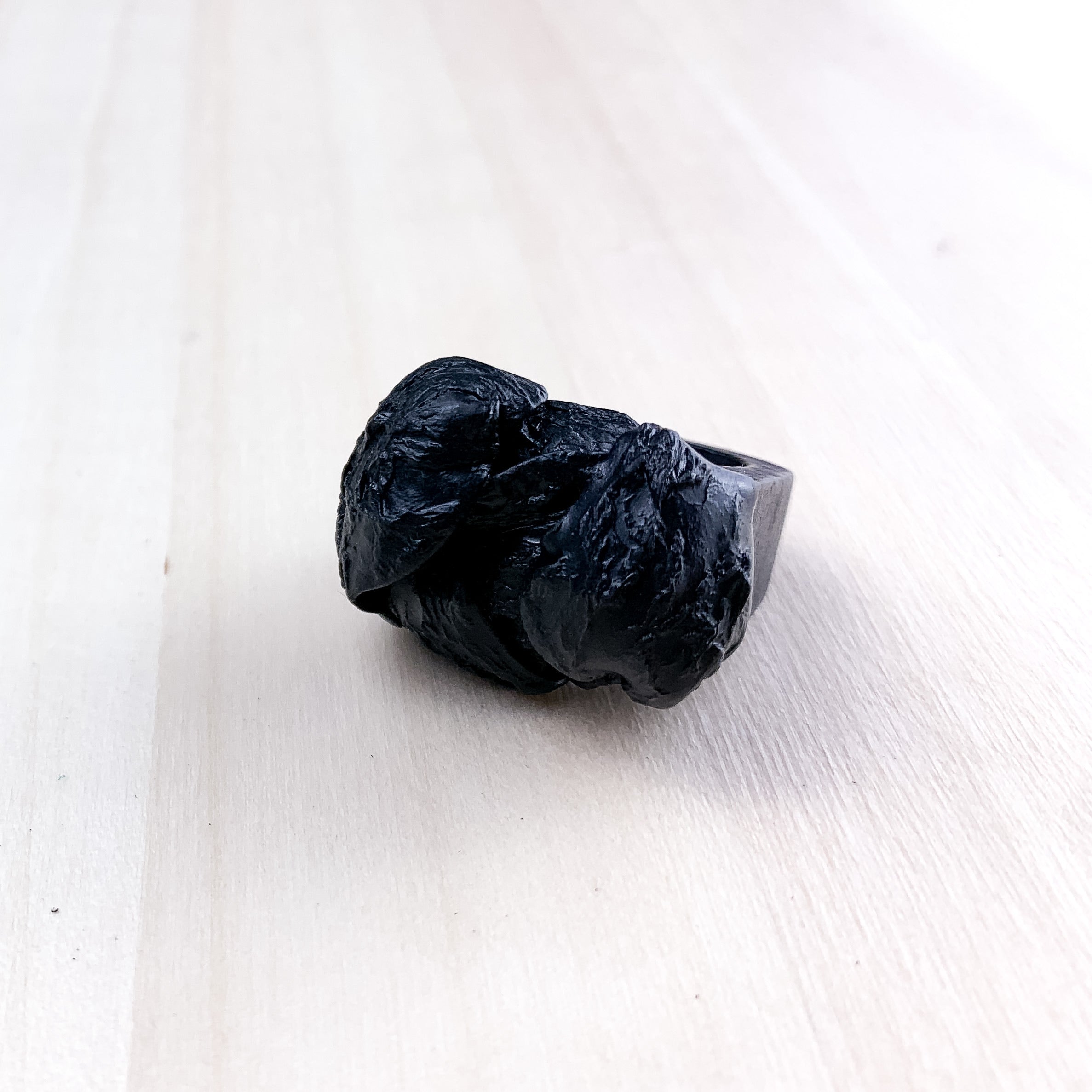 Anello profumato petali neri