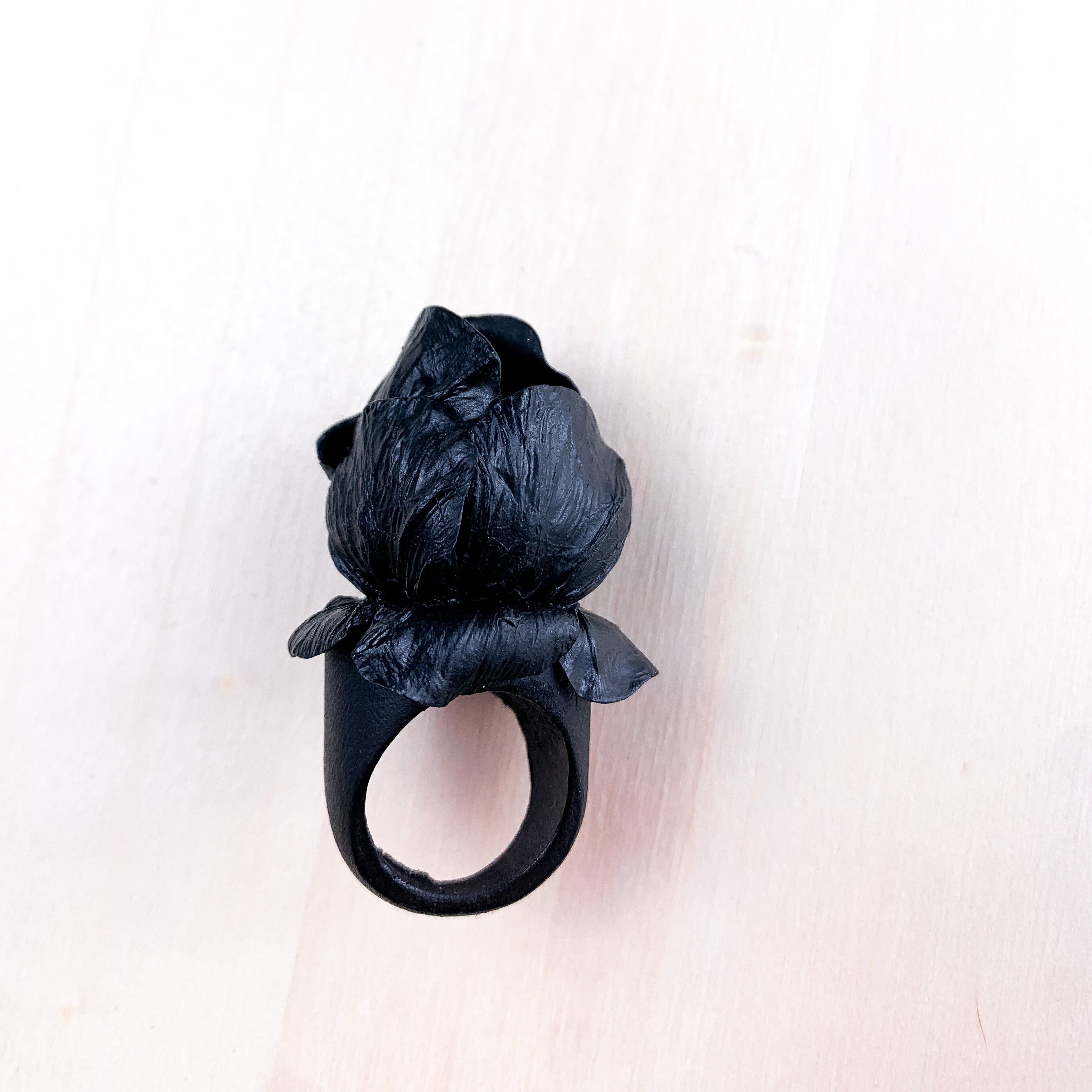 Anello profumato fiore nero