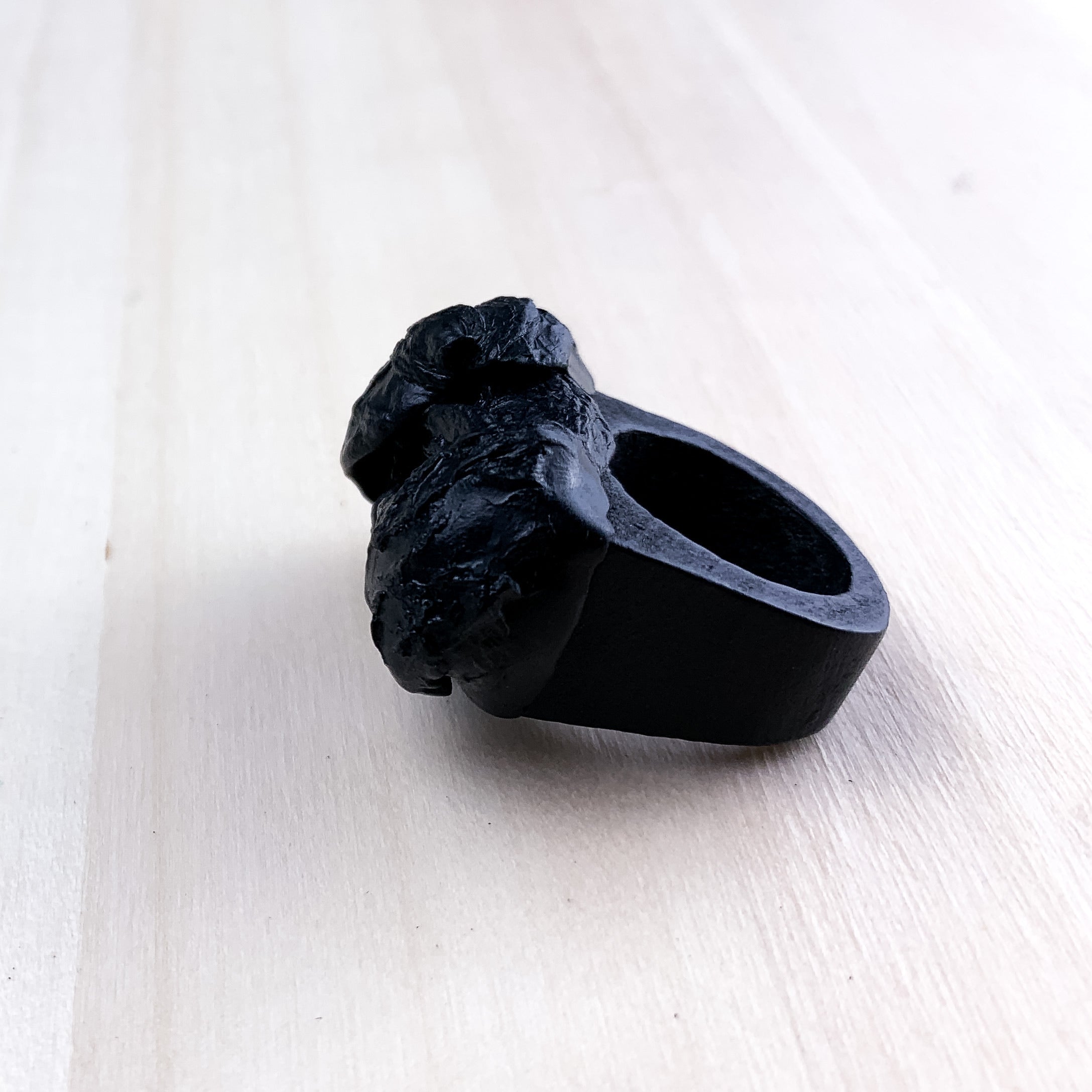 Anello profumato petali neri