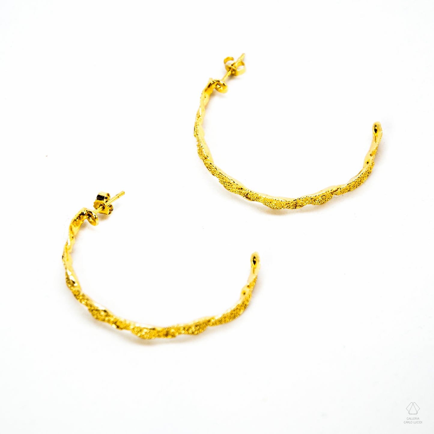 coppia di orecchini scultura, gioiello contemporaneo, realizzati in fusione a cera persa con foglie di salvia in bronzo placcato d'oro