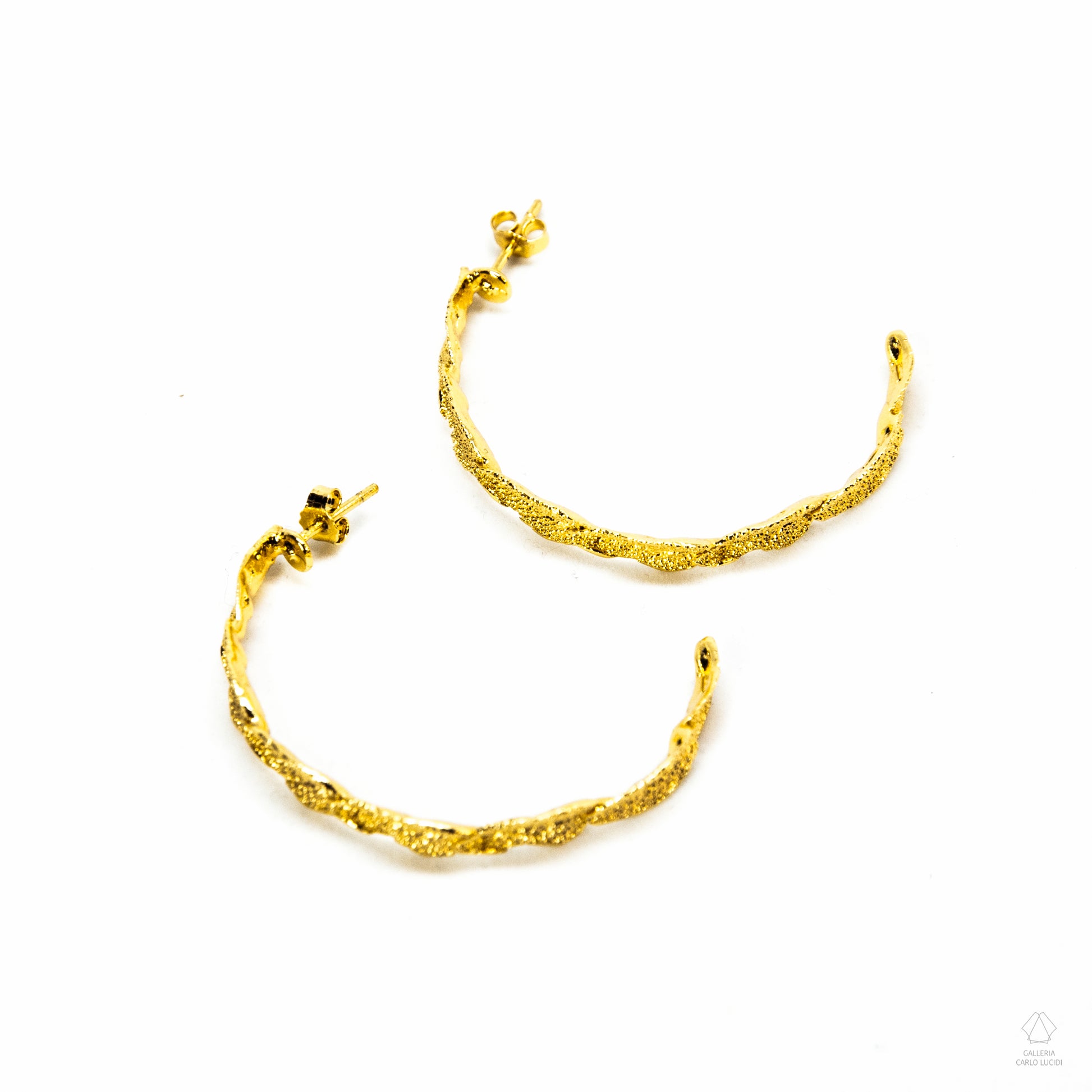 coppia di orecchini scultura, gioiello contemporaneo, realizzati in fusione a cera persa con foglie di salvia in bronzo placcato d'oro