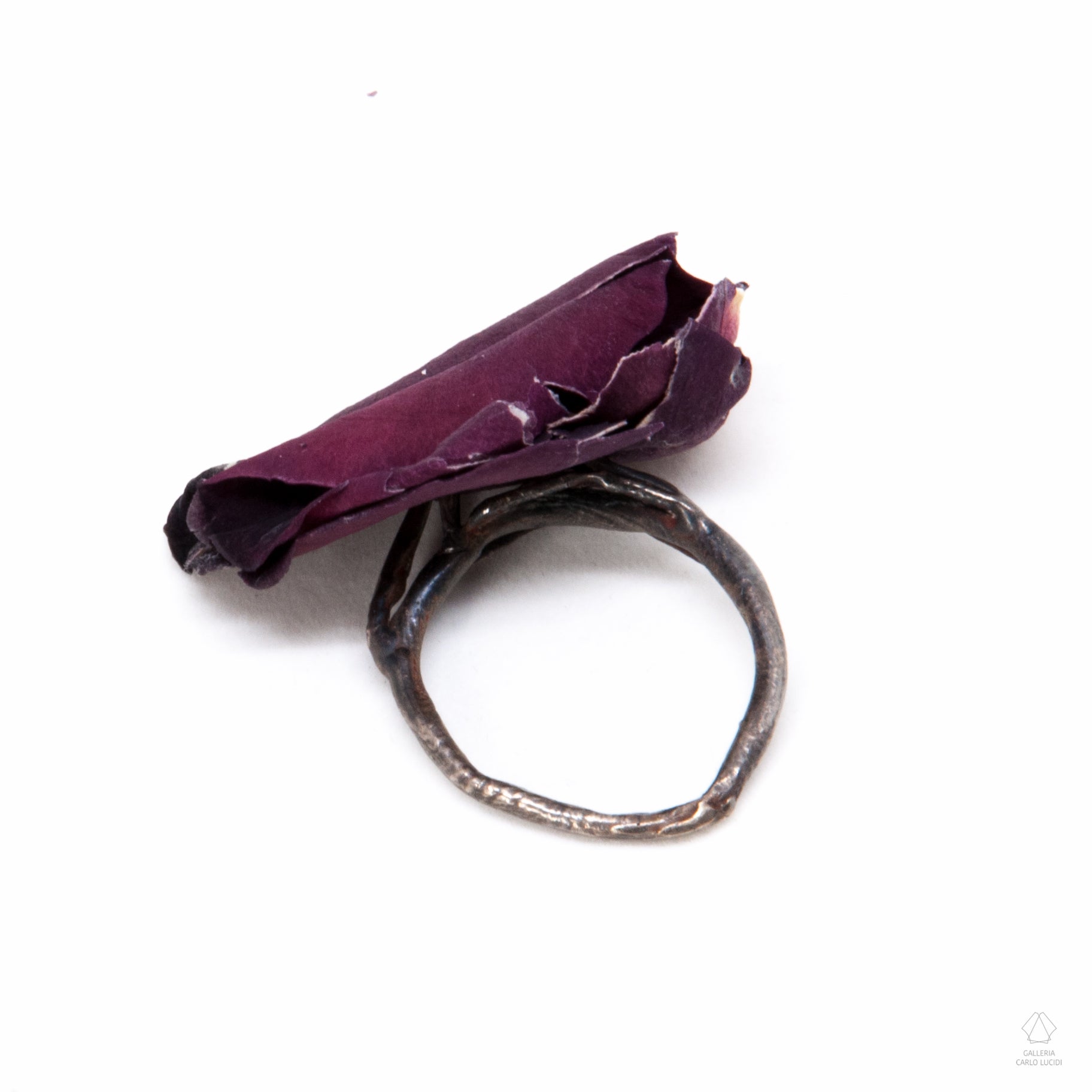 anello scultura in argento con petali di fiori.