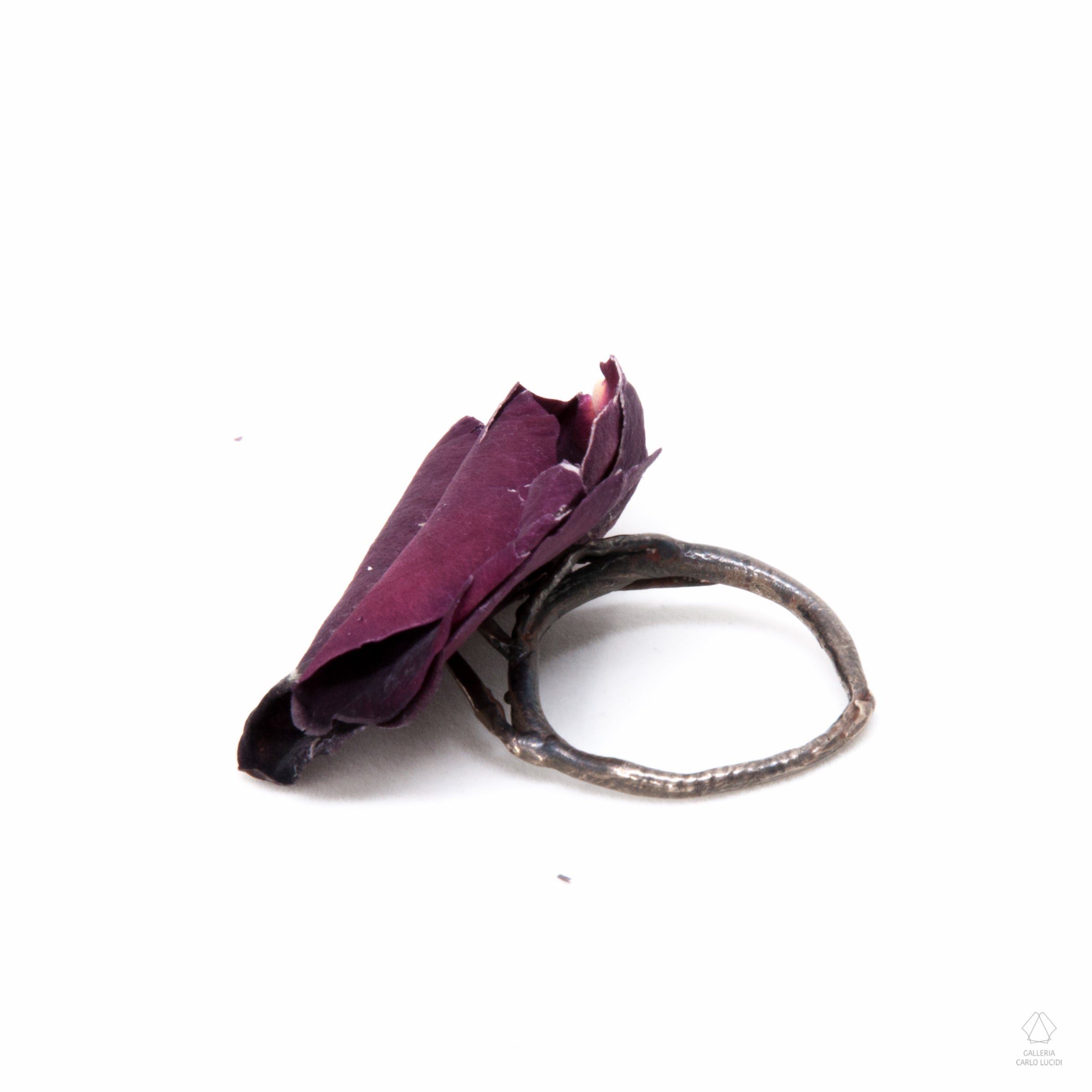 anello scultura in argento con petali di fiori.