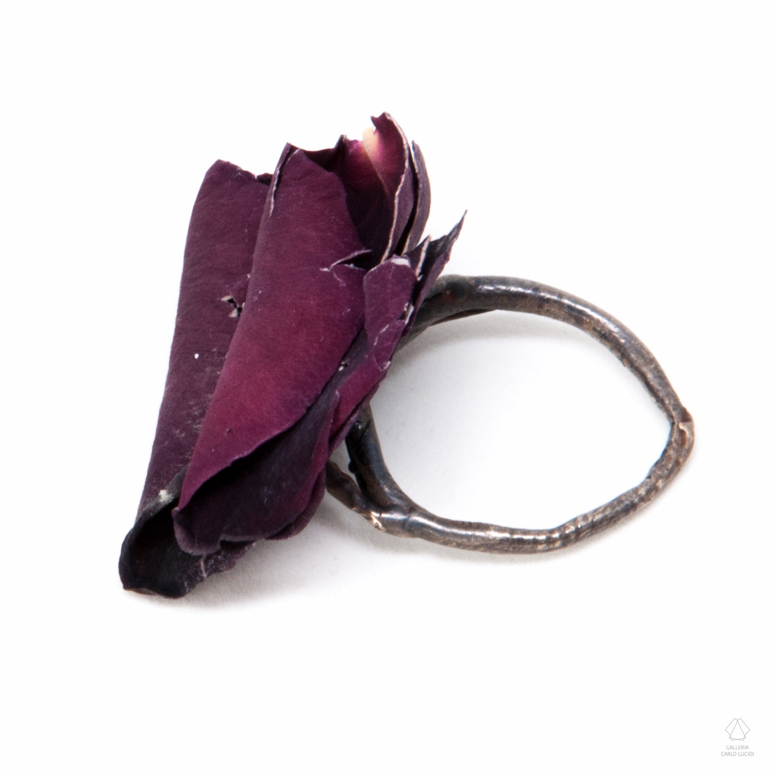 anello scultura in argento con petali di fiori.